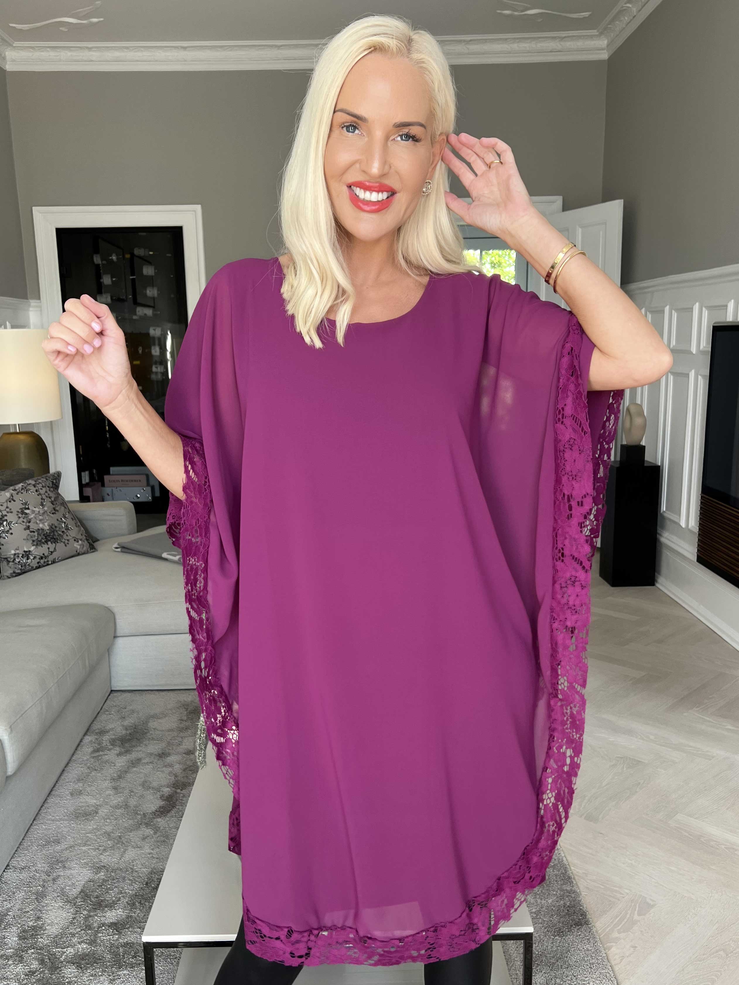 Kenya Edge - Tunikaklänning med chiffonglager och spetskant